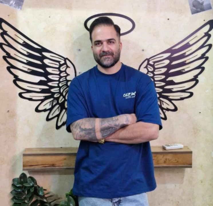 «جاویدنام میلاد قاسمی
۳۶ ساله. پدر کودک ۴ ساله. کشته در ۱۹ دی، سه راه سیمین اصفهان توسط تیر جنگی.»

#میلاد_قاسمی