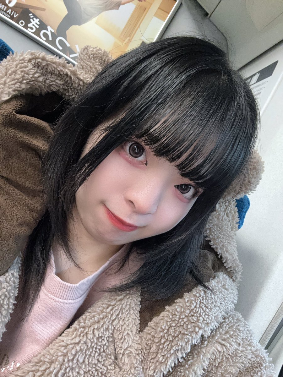 気づけば2月！
2月ってあっという間にすぎるから
1日1日を大切にすごすぞ💪

この間新幹線でフードが良いクッションに
なる事に気づいた！