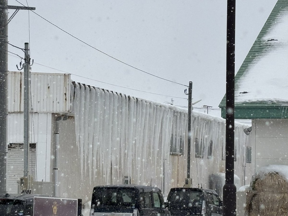 chokkino's tweet photo. 最強最長の寒波
雪も凄いが…
こんな氷柱見た事ないな！
2m～3mは有るんじゃないかな？
折れたら車に倒れて当たるかもね！ https://t.co/0EbyXAfJ6t