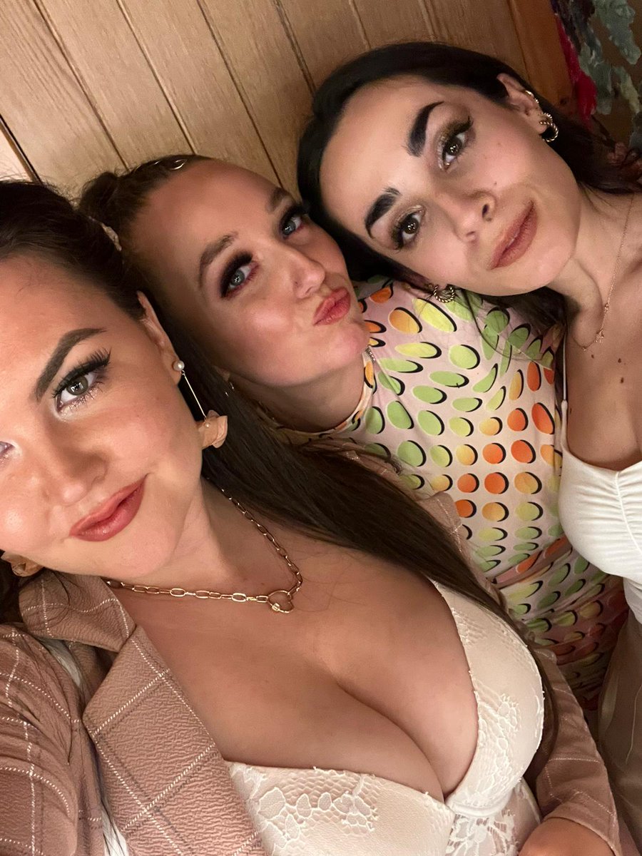 WeeErinR's tweet photo. Cuties 😍  #girls #nightout #glasgow https://t.co/Eg6vx98SM9