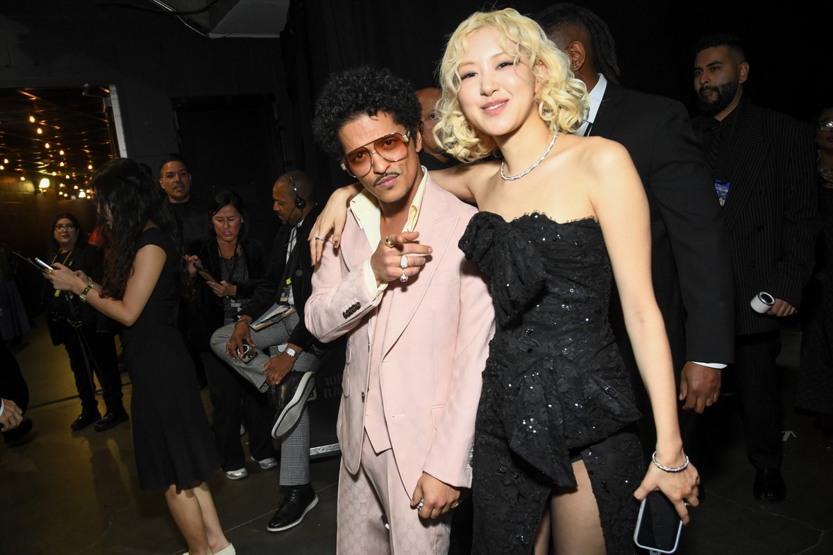 headlineplanet's tweet photo. Another look at Bruno Mars (@brunomars) and Rosé (@numberoneHQ) at the Grammy Awards (Alberto Rodriguez/CBS) #Grammys https://t.co/7DHktPhfZ6