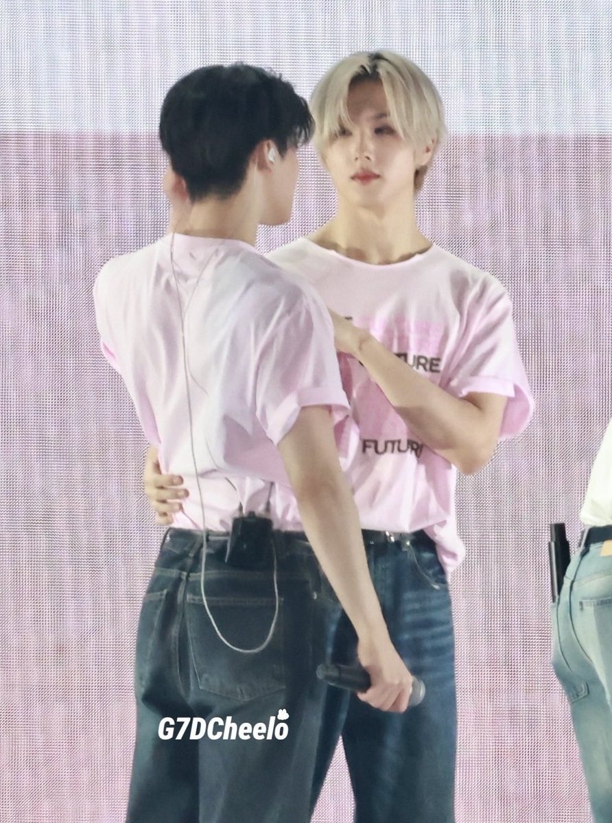jisunqpawrk's tweet photo. jisung's hand on jaemin's waist....... https://t.co/ILA9apyI9x