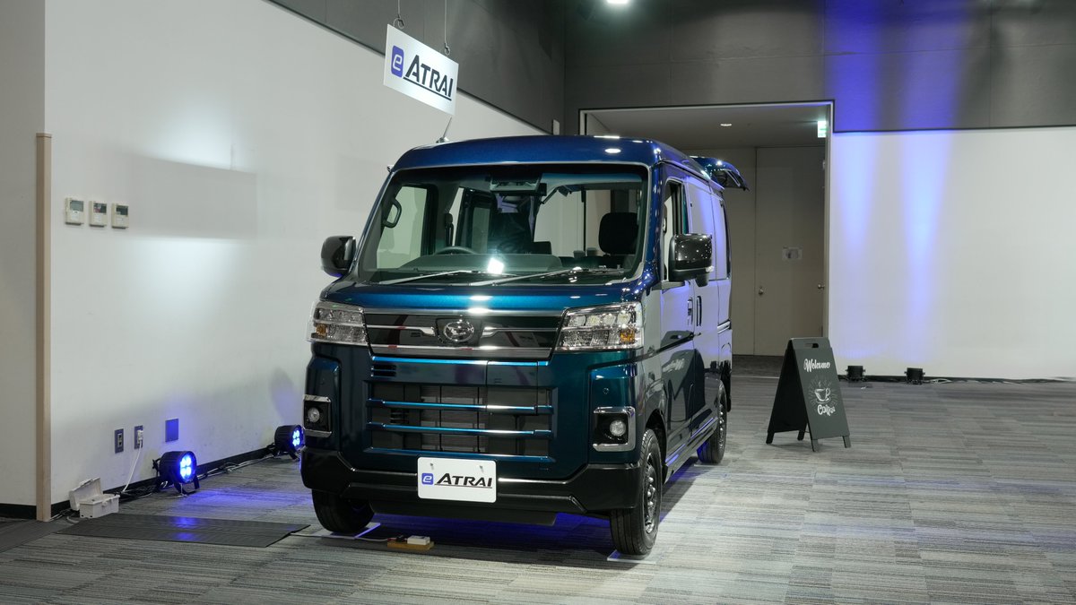 HelloDaihatsu's tweet photo. 【ニッポンの働く電気自動車】発表会レポート②🎤
＼会場にCAFÉが出現☕！？／

実は、e-アトレーの電気を使っているんです。驚きなのは、走行中でもコンセントが使えること💡しかも全車標準装備！

お仕事だけでなく、
普段のスマホ・PCの充電、車中泊時などにも、この「動く電源」が活躍！日常生活からレジャーまで、e-アトレーは寄り添ってくれるんです🔌✨

どんな風に使おうか、私も妄想が膨らみます💬

最後は、発表会を振り返ってみて…🖊
