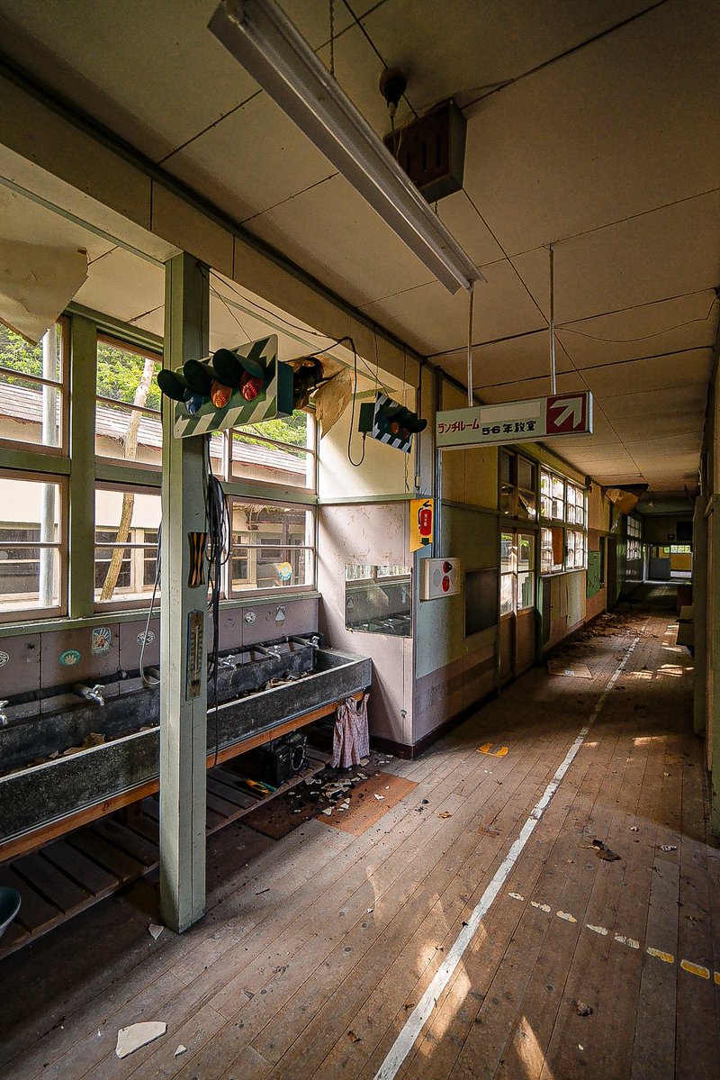 廊下に信号機🚥があった廃校2
なんか結構みんな好きそうだったのでこちらも挙げておく💁
#廃校 #廃墟写真 #信号機