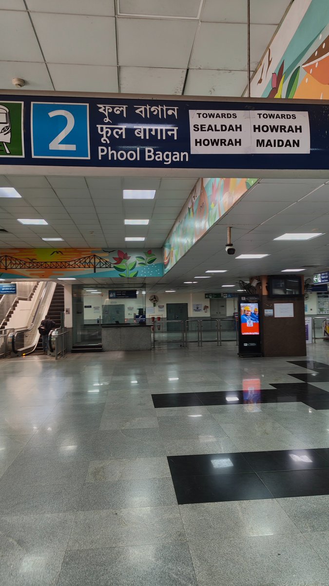 SubhadeepSubha's tweet photo. City Centre Metro Station. The route to Howrah has long been operational, yet the Board reads Phool Bagan. Metro is using paper stickers to add Howrah and Sealdah. Please new vinyl board be installed. It looks so bad in a new infrastructure.
@metrorailwaykol  @RailMinIndia https://t.co/tjBsZhhbv2