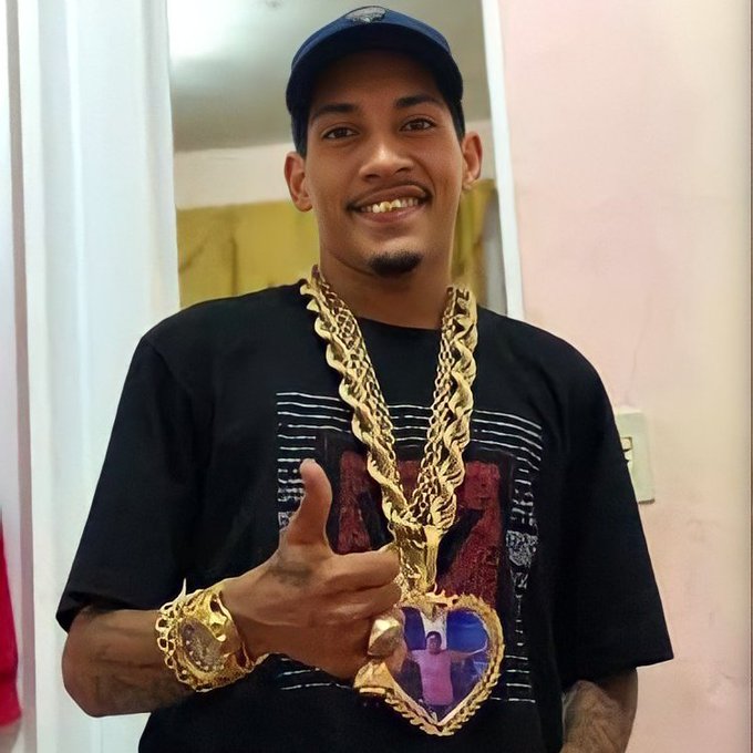 RJSemFiltro's tweet photo. Charlinho do Lixão

Cria da Comunidade do Lixão, herdou influência do pai, Charles do Lixão. Apesar da ligação com o CV, era querido por moradores.

Morreu em operação policial em 2019,  enquanto o mesmo dormia.

⚠️ Jovens: 
No crime não existe 5 fichas. Escolha a vida https://t.co/4CP8YuYXSW
