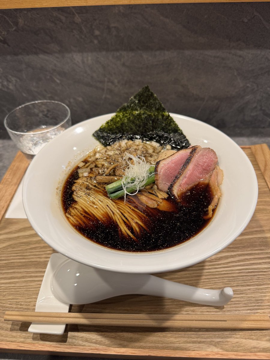 sin_start's tweet photo. RAMEN MATSUI
新宿BLACK(富山県産氷見煮干×北海道産神威豚の清湯スープ、芳醇で旨味の濃い溜醤油ベースのカエシ、粗挽ブラックペッパー)
1900円(1/31-2/2、1日30食限定)
去年はタイミング合わずで、
やっといただけた😋👍
#RAMENMATSUI #新宿BLACK
#ミシュラン #新宿御苑前ラーメン https://t.co/5Asrs8OX3b