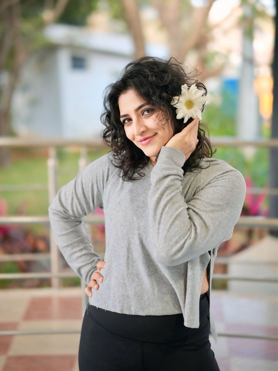 IamAnitaBhat's tweet photo. ಹೂವೊಂದು ಬೇಕು ಹೆಣ್ಣಿಗೆ 🌸 https://t.co/l7pf7g7aSH