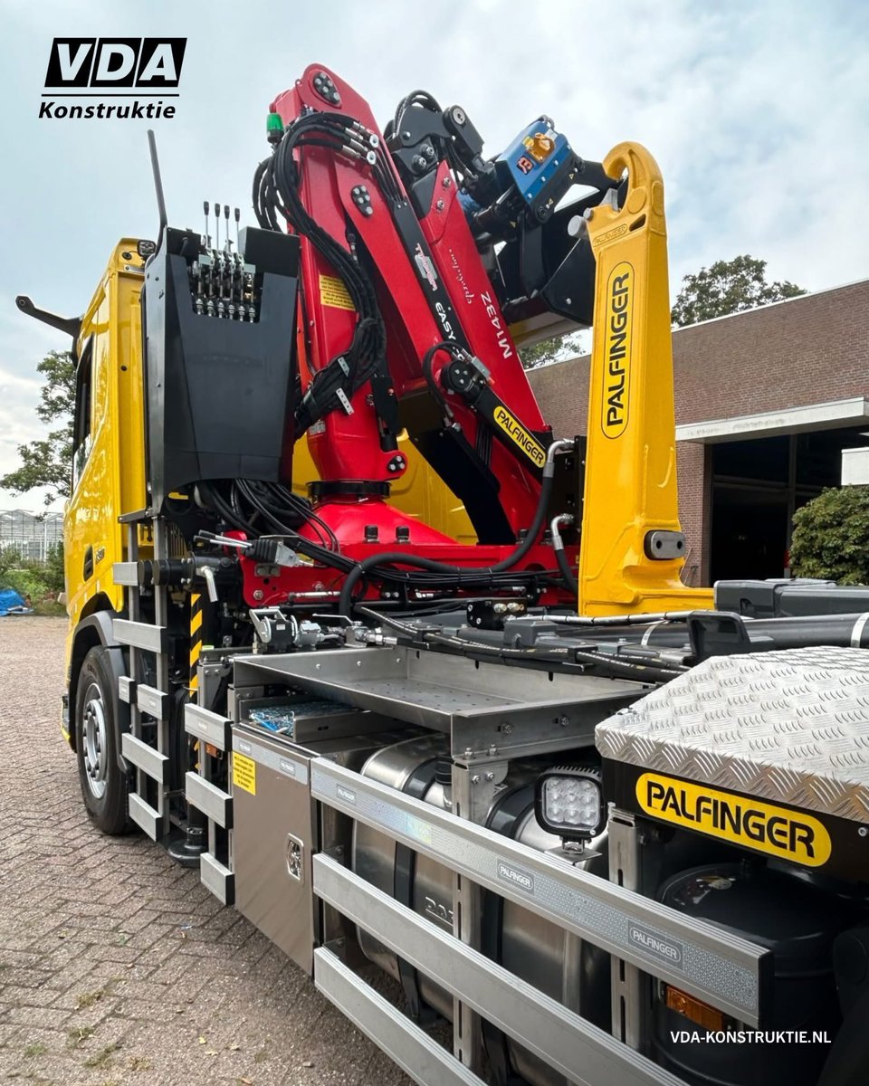 jppaleng's tweet image. カッコイイ車両シリーズ

DAFという日本には入ってきていない車両✖️M143Z というこれまた未輸入な
パルフィンガー製　クレーン

未知✖️未知🟰カッコイイ😎車両でしたw

#Truck
#HeavyMachinery
#Construction
#Engineering
#IndustrialDesign
#WorkVehicle
#Power
#Innovation