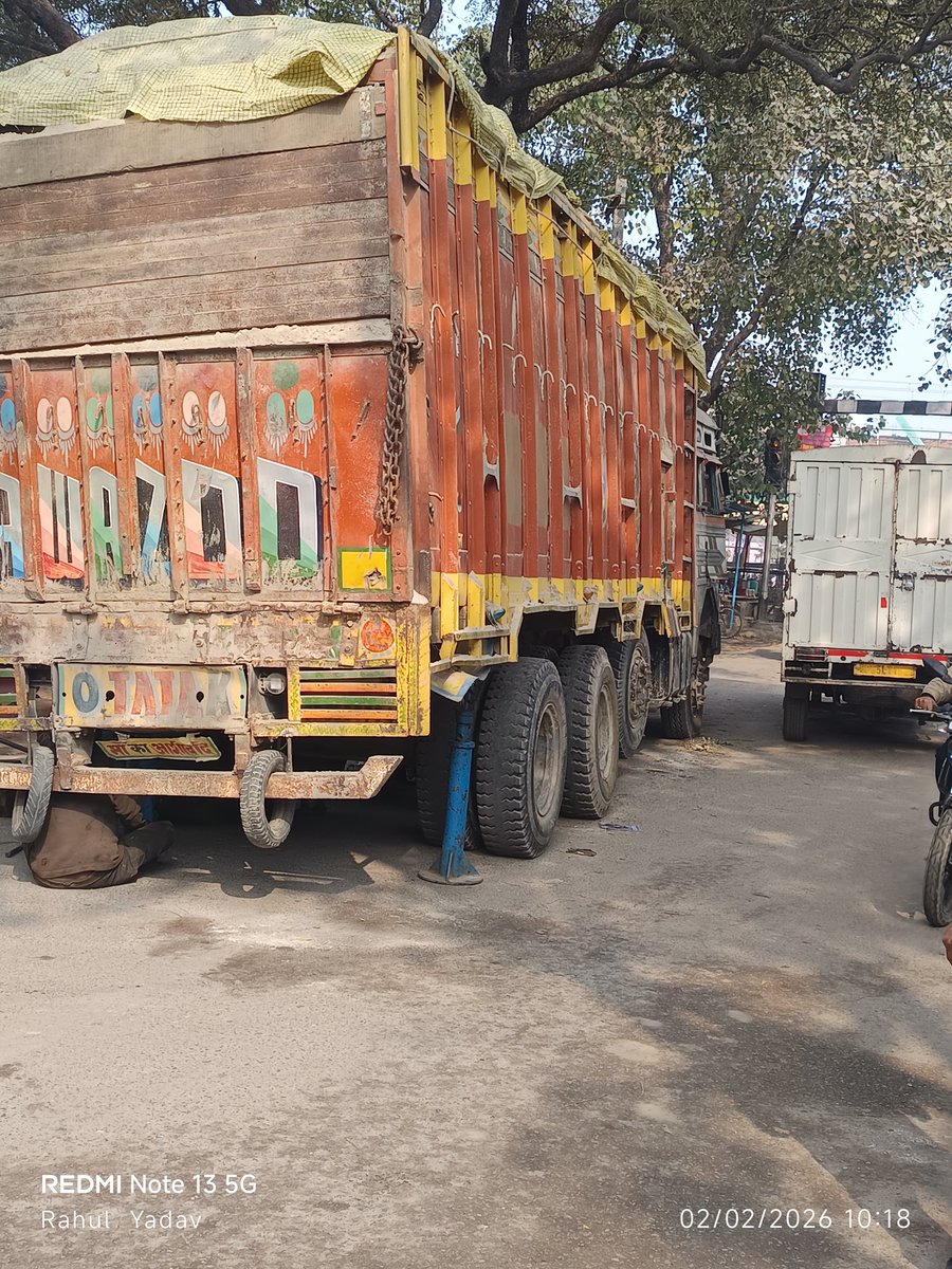 राजातालाब रेलवे फाटक बना जाम का केंद्र
बीच सड़क पर खराब हुआ ट्रक, नो एंट्री में घुसे भारी वाहन — घंटों थमा रहा आवागमन
<a href="/CMOfficeUP/">CM Office, GoUP</a> <a href="/DcpGomti/">DCP Gomti Zone VNS</a> <a href="/Uppolice/">UP POLICE</a> <a href="/varanasipolice/">POLICE COMMISSIONERATE VARANASI</a> <a href="/uptrafficpolice/">UP Traffic Police</a> <a href="/RailMinIndia/">Ministry of Railways</a> <a href="/RailwaySeva/">RailwaySeva</a> <a href="/drmbsbner/">DRM Varanasi</a>