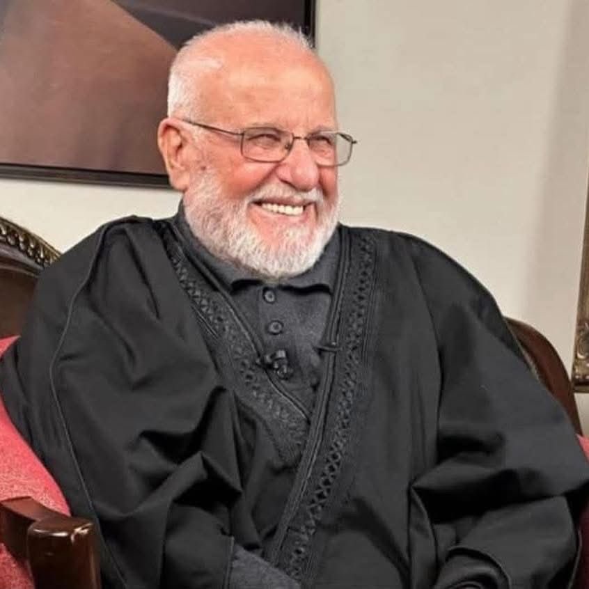 رحم الله من ربّى، ومن غرس القيم 
نسأل الله أن يتغمّده بواسع رحمته
وأن يسكنه فسيح جنّاته 
وأن يلهم أهله ومحبيه الصبر والسلوان 🙏