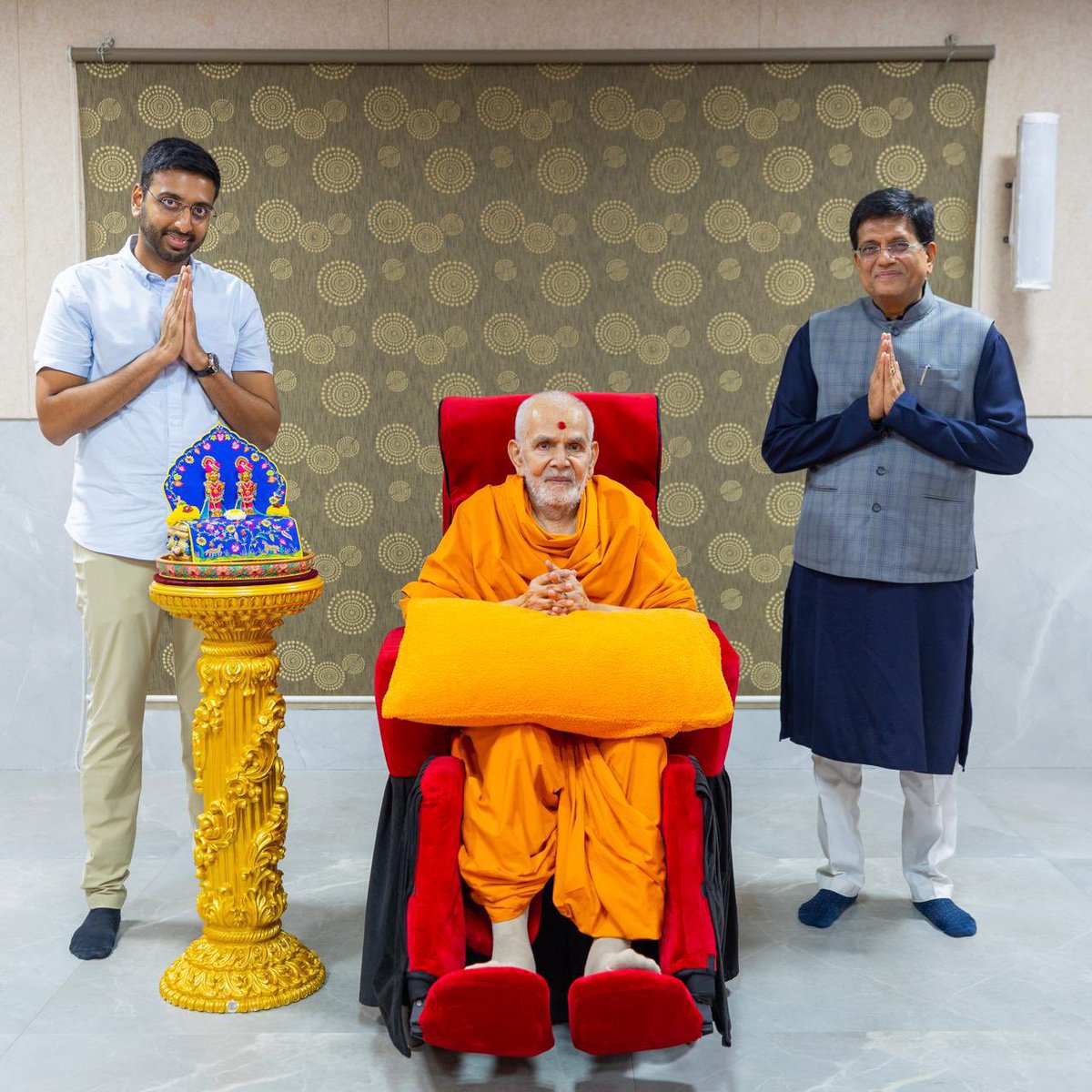 PiyushGoyal's tweet photo. सेवा, संयम, त्याग और करुणा का जीवंत उदाहरण BAPS प्रमुख पूज्य महंत स्वामीजी महाराज को जन्मदिवस की हार्दिक शुभकामनाएँ।

उनके दिव्य मार्गदर्शन में विश्वभर में 700 से अधिक मंदिरों का निर्माण हुआ है और भारत व विदेशों से 360 से अधिक शिक्षित युवाओं ने समाज की निःस्वार्थ सेवा का संकल्प लिया है। पाँच लाख से अधिक हस्तलिखित पत्रों और परिवार, समाज व नैतिक मूल्यों पर उनके गहन मार्गदर्शन ने हर वर्ग के लोगों को सुसंस्कृत, मूल्यनिष्ठ और निर्भीक जीवन जीने की प्रेरणा दी है।

उनकी शिक्षाएँ केवल उपदेश नहीं, बल्कि आध्यात्मिक चेतना, नैतिक बल और मानव कल्याण से प्रेरित जीवन जीने की कला हैं। ईश्वर उन्हें दीर्घायु और लोकमंगल के लिए निरंतर ऊर्जा प्रदान करें।