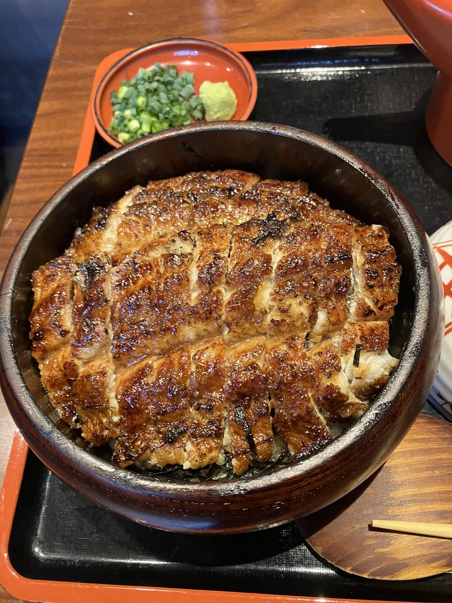 今日の昼メシ。 やはり名古屋に来たの名古屋メシ。 「ひつまぶし