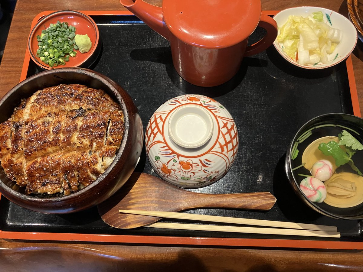 今日の昼メシ。 やはり名古屋に来たの名古屋メシ。 「ひつまぶし