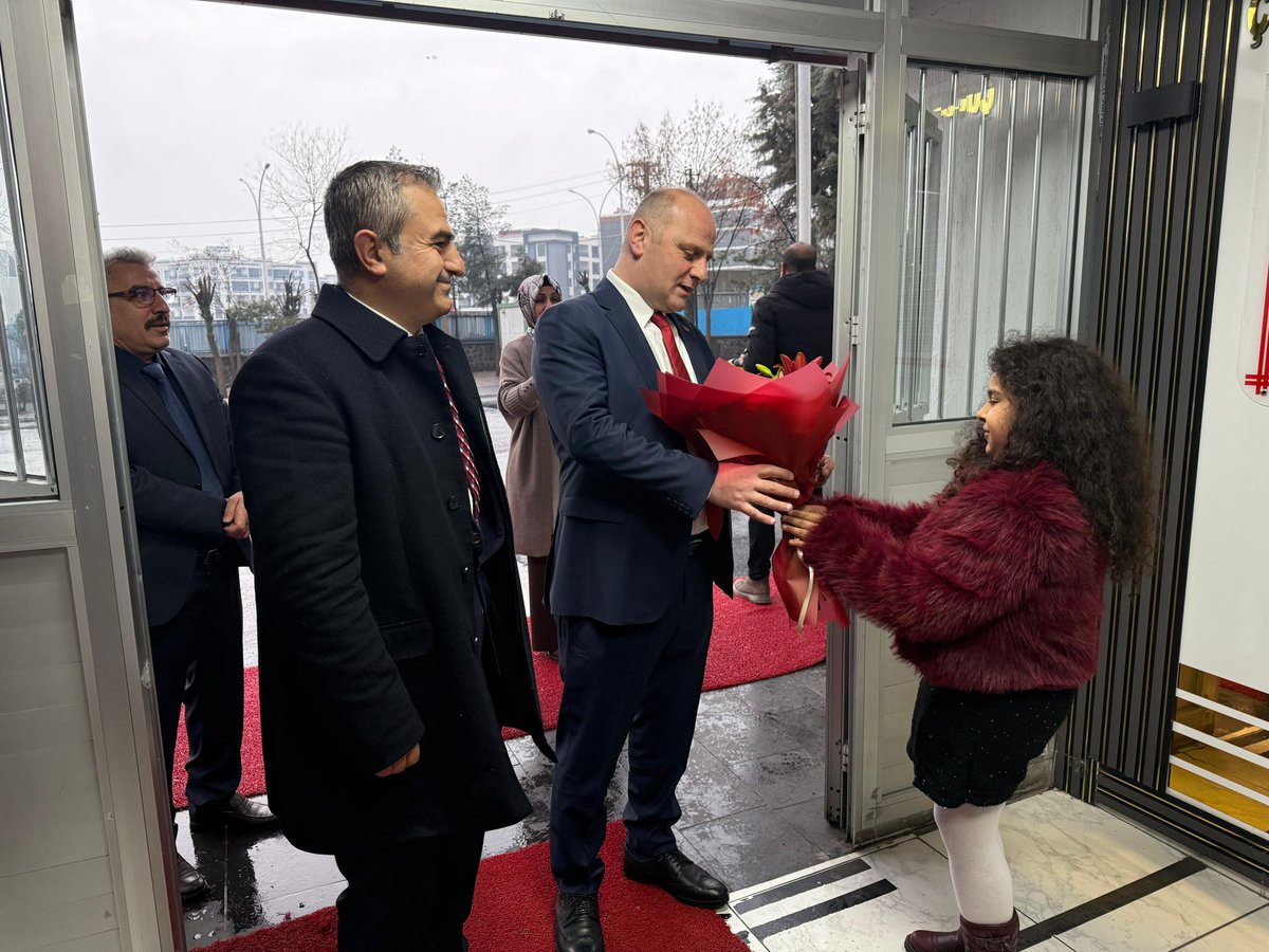 Diyarbakirmem's tweet photo. 🇹🇷 İlk Dersimiz: Bayrak Sevgisi

2025–2026 eğitim öğretim yılı ikinci dönemin ilk dersinde; bağımsızlığımızın sembolü, birlik ve beraberliğimizin teminatı olan ay yıldızlı bayrağımızı konuştuk.
İl Millî Eğitim Müdürümüz Sn. Salih Sadoğlu, öğrencilerimizle bir araya gelerek bayrağımızın tarihî ve manevi anlamına dikkat çekti.

Bayrağına bağlı, değerleriyle büyüyen nesiller için ilk dersimiz bayrak sevgisi oldu.

📍 Şehit Polis Mehmet Ercin İlkokulu 
@tcmeb 
@Yusuf__Tekin
@vali_zorluoglu 
@sadoglu_salih
