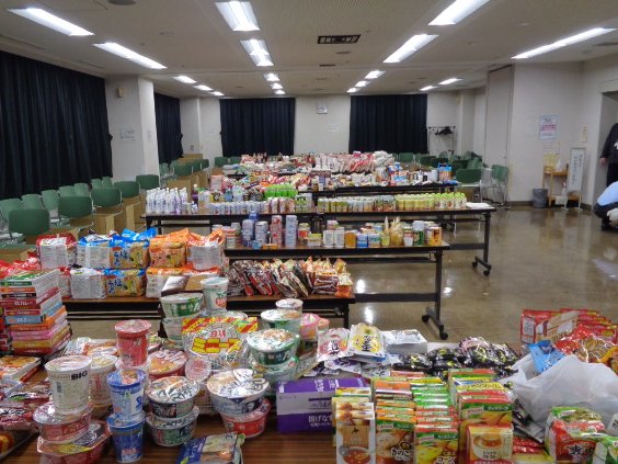 hojinren's tweet photo. みなさまの温かいご寄附がたくさん集まりました！
社会福祉法人連絡会のメンバーと有志の方々で箱詰めし、各所にお届けします✨
＃西東京市　＃フードドライブ　＃子ども食堂　＃SDGs https://t.co/QyFEFGaMNu