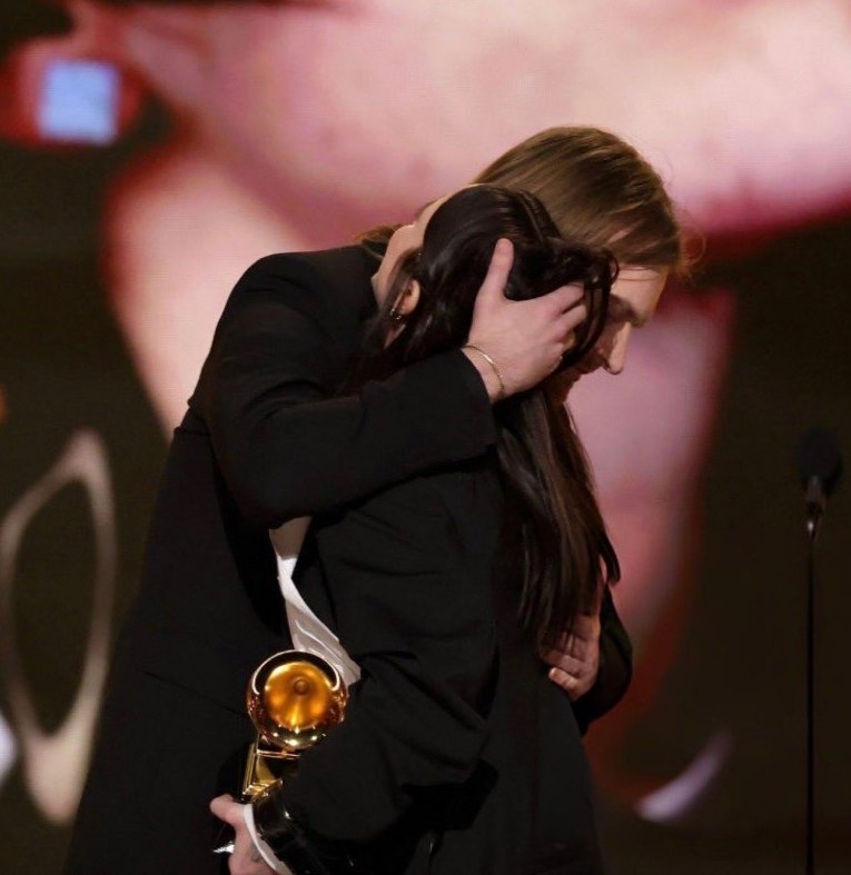 son los mejores hermanos q existen en este mundo, la manera en la q finneas agarra la cabeza de billie 😭😭😭