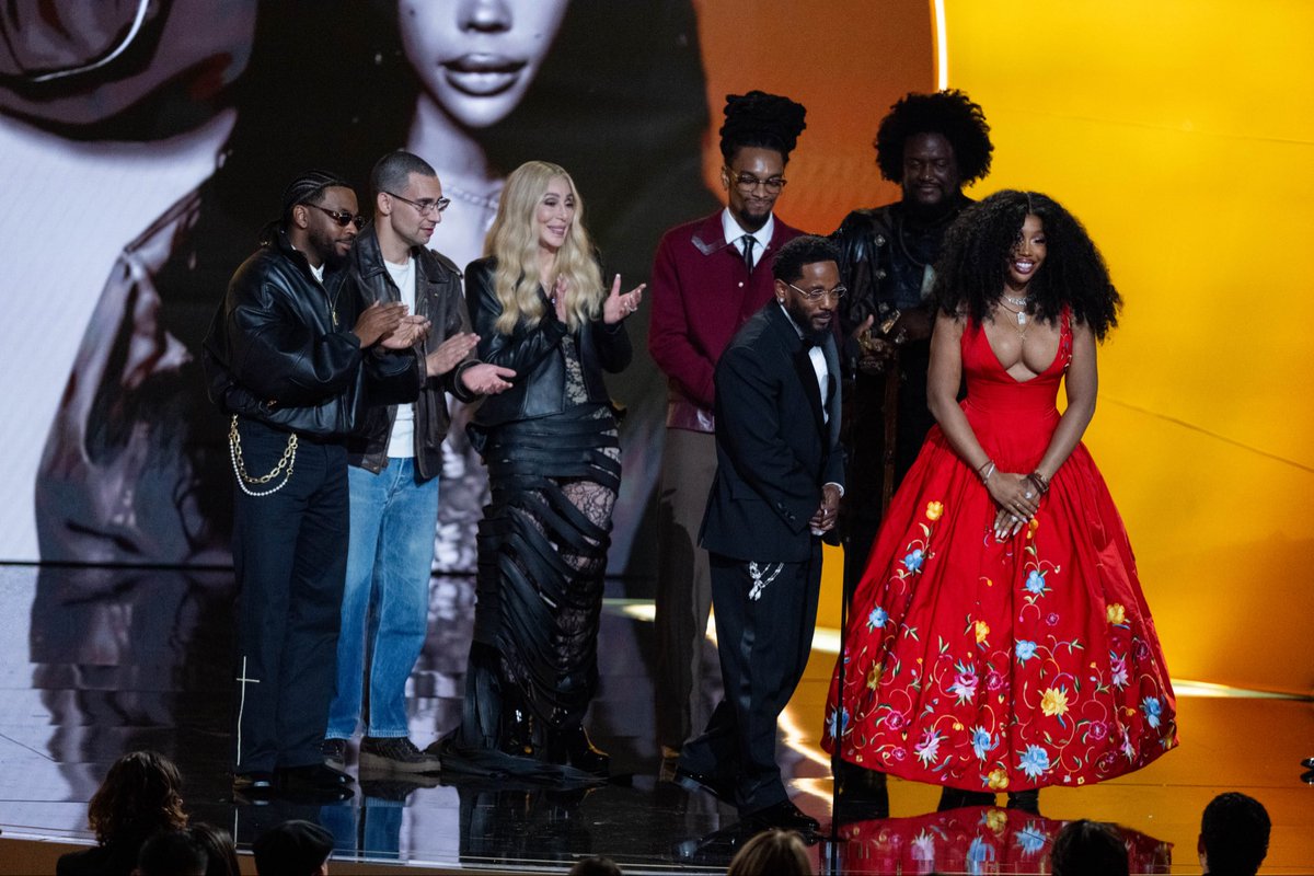 cryptocomarena's tweet image. Record of the Year goes to Luther @kendricklamar @sza 🤩 #grammys #kendricklamar #sza 

📸 @ariel_goldberg_ / Crypto.com Arena Photos