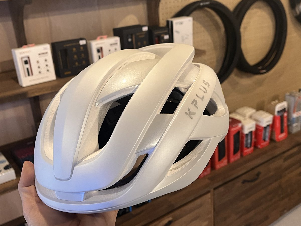 yumeshima_look's tweet image. KPLUSのヘルメット入荷しました
カタログで見るより実物のほうが色鮮やかで素敵という嬉しい誤算でした
特にSIGMAのメタルローズが綺麗です✨

#KPLUS