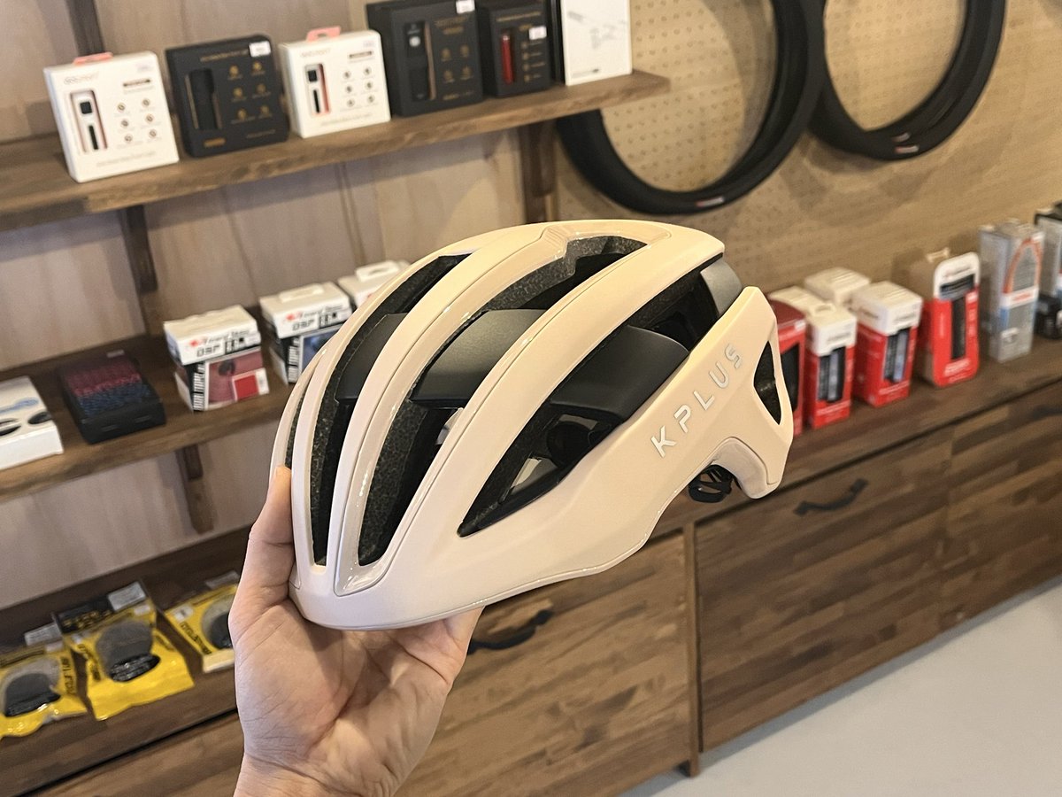 yumeshima_look's tweet image. KPLUSのヘルメット入荷しました
カタログで見るより実物のほうが色鮮やかで素敵という嬉しい誤算でした
特にSIGMAのメタルローズが綺麗です✨

#KPLUS