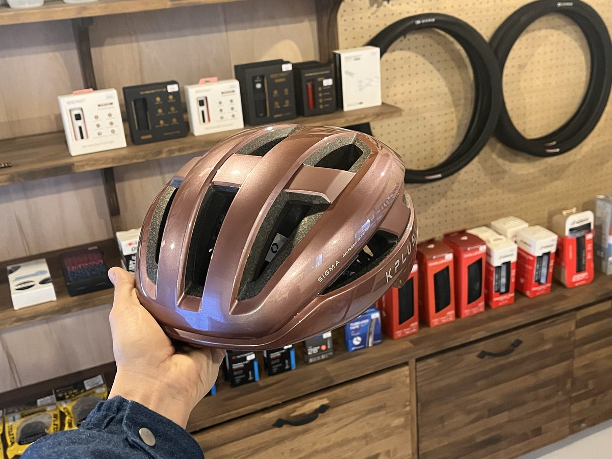 yumeshima_look's tweet image. KPLUSのヘルメット入荷しました
カタログで見るより実物のほうが色鮮やかで素敵という嬉しい誤算でした
特にSIGMAのメタルローズが綺麗です✨

#KPLUS