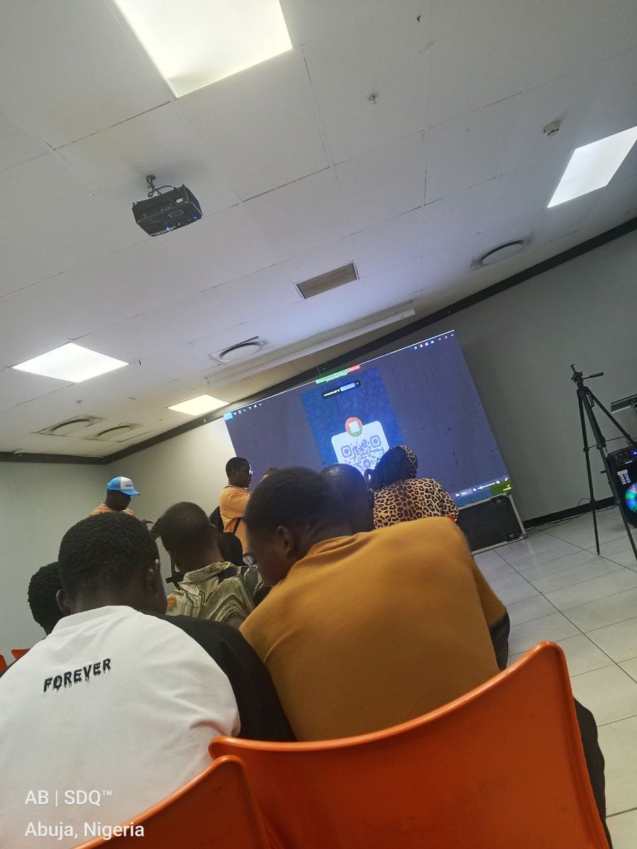 N3RDAwesome's tweet photo. 1/6 》we started by engaging the attendees to join the @BasedWestAfrica TG community; https://t.co/6i4SAxU7Xb