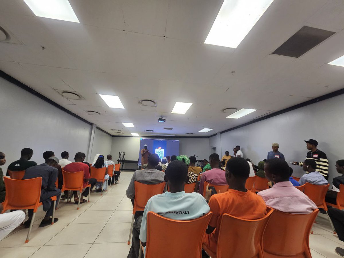 N3RDAwesome's tweet photo. 1/6 》we started by engaging the attendees to join the @BasedWestAfrica TG community; https://t.co/6i4SAxU7Xb