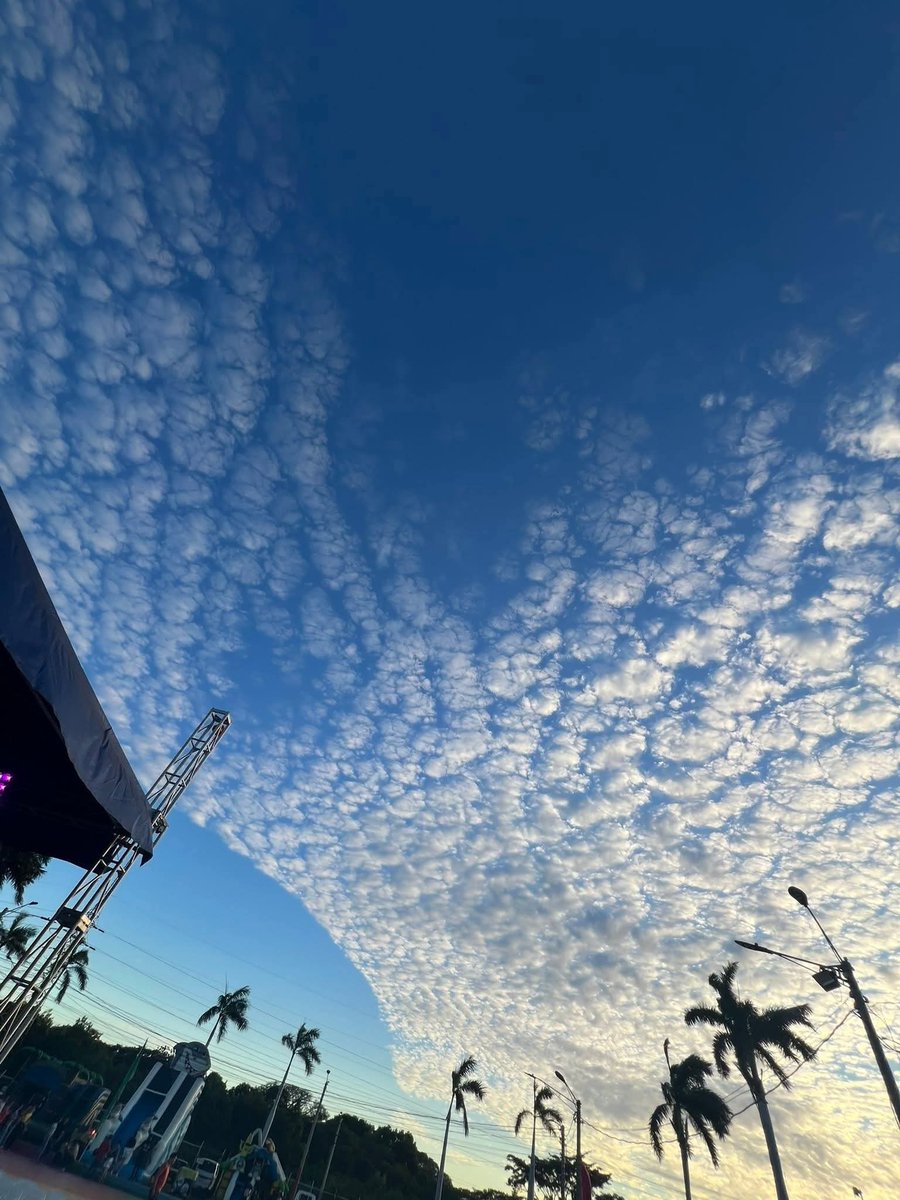 Cielo espectacular 🌅. Altocúmulos que traen brisa y frescura para disfrutar el país 🌬️☁️❄️.
#RelaxNica