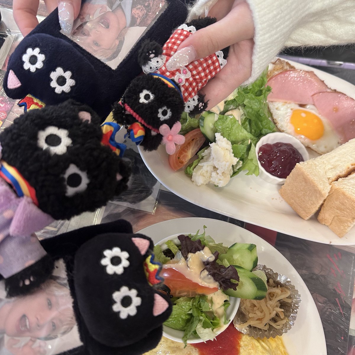 itsmymerry's tweet image. คุณป้าร้านพุดดิ้งน่ารักมากกกก ชั้นกับน้องไปนั่งอีกโต๊ะ คุณป้าเดินเข้ามารับออเดอร์เห็นกานูเล่เลยบอกให้ย้ายไปนั่งโต๊ะที่เตนล์นั่ง 🥹🥹🥹 แล้วเอา photo book ของเตนล์มาเปิดให้ดูแล้วชี้ว่าเตนล์กินอะไรบ้าง นั่งตรงไหนบ้างอะ น่ารักมากกกกกก 🥹🥹🥹🤍🤍🍮🍮