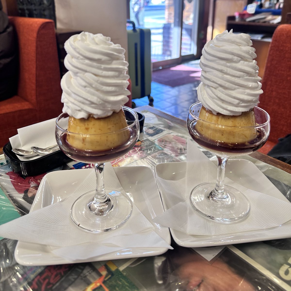 itsmymerry's tweet image. คุณป้าร้านพุดดิ้งน่ารักมากกกก ชั้นกับน้องไปนั่งอีกโต๊ะ คุณป้าเดินเข้ามารับออเดอร์เห็นกานูเล่เลยบอกให้ย้ายไปนั่งโต๊ะที่เตนล์นั่ง 🥹🥹🥹 แล้วเอา photo book ของเตนล์มาเปิดให้ดูแล้วชี้ว่าเตนล์กินอะไรบ้าง นั่งตรงไหนบ้างอะ น่ารักมากกกกกก 🥹🥹🥹🤍🤍🍮🍮