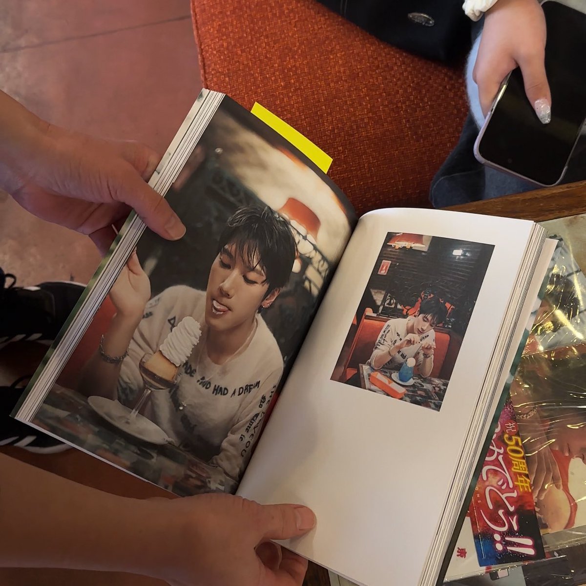 itsmymerry's tweet image. คุณป้าร้านพุดดิ้งน่ารักมากกกก ชั้นกับน้องไปนั่งอีกโต๊ะ คุณป้าเดินเข้ามารับออเดอร์เห็นกานูเล่เลยบอกให้ย้ายไปนั่งโต๊ะที่เตนล์นั่ง 🥹🥹🥹 แล้วเอา photo book ของเตนล์มาเปิดให้ดูแล้วชี้ว่าเตนล์กินอะไรบ้าง นั่งตรงไหนบ้างอะ น่ารักมากกกกกก 🥹🥹🥹🤍🤍🍮🍮