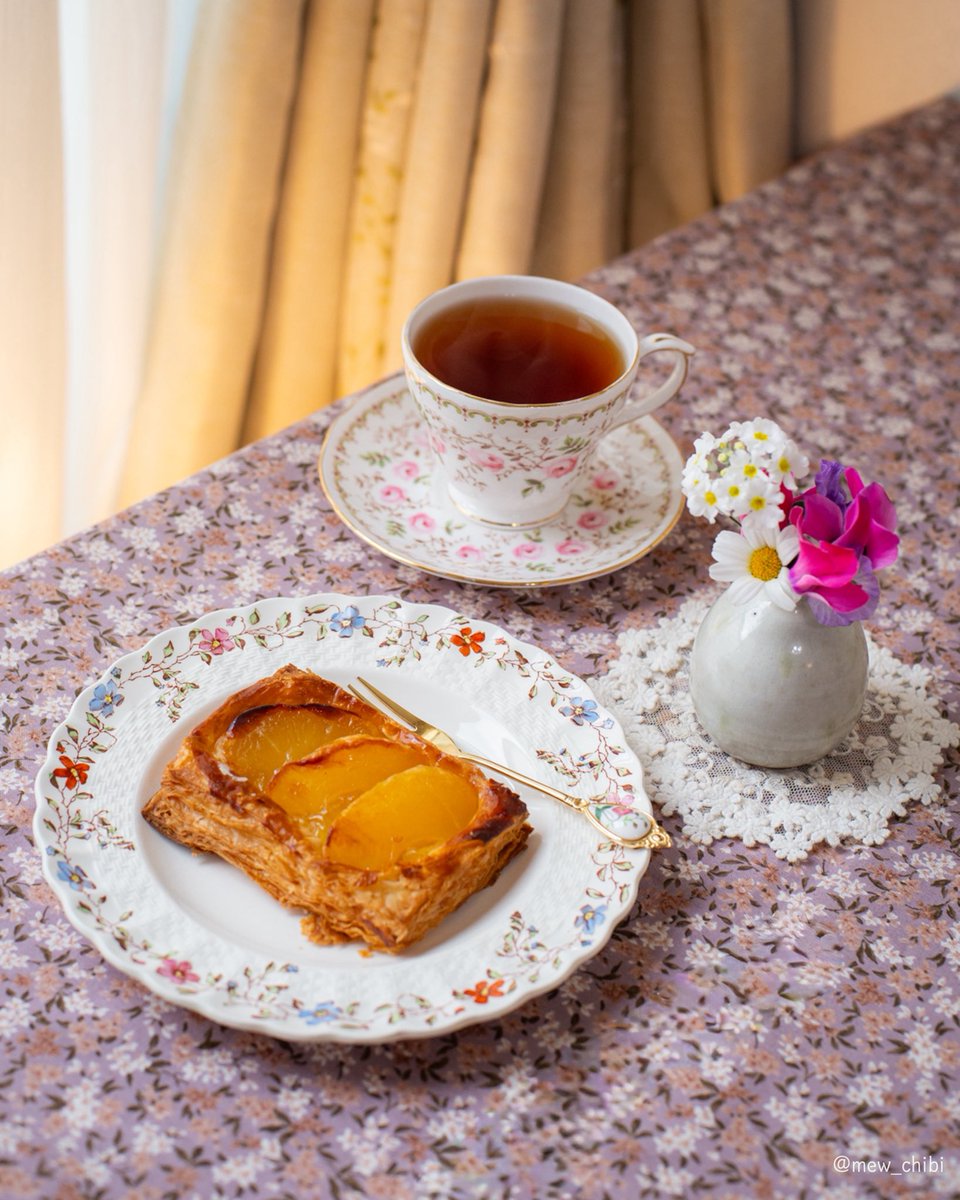 mew_chibi's tweet image. 冬林檎と花模様🪻🌿

VIE DE FRANCE
林檎パイ

サクサクパイと林檎で労る🍎
2月に入りもうすぐ立春🌸
今週後半の暖かさで庭の花々たちも
開花がすすむかな…今はそれが楽しみです🌕✨

＊セーデルブレンド/北欧紅茶

#キリトリセカイ #ファインダー越しの私の世界ᅠ #茶好連 #木漏れ日のお茶会 #日常