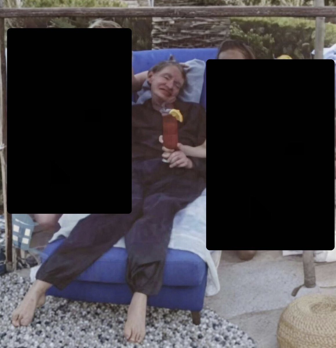 EsTendenciaEnX's tweet photo. “Sthepen Hawking”:
Porque se viralizo una foto que podría ser el científico en la Isla de Epstein https://t.co/ni3rAsRSYG