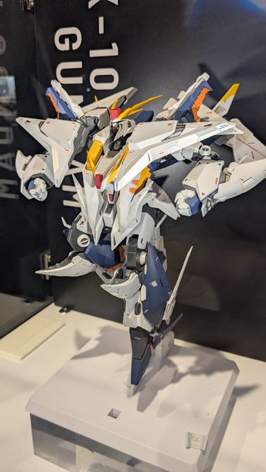 かっこよすぎて絶対買うって!思ってたら3万超えで目ん玉ぶっとんだ。しかもペーネロペーと合わせると6万だしショーウィンドウ眺めるガキになっちゃった