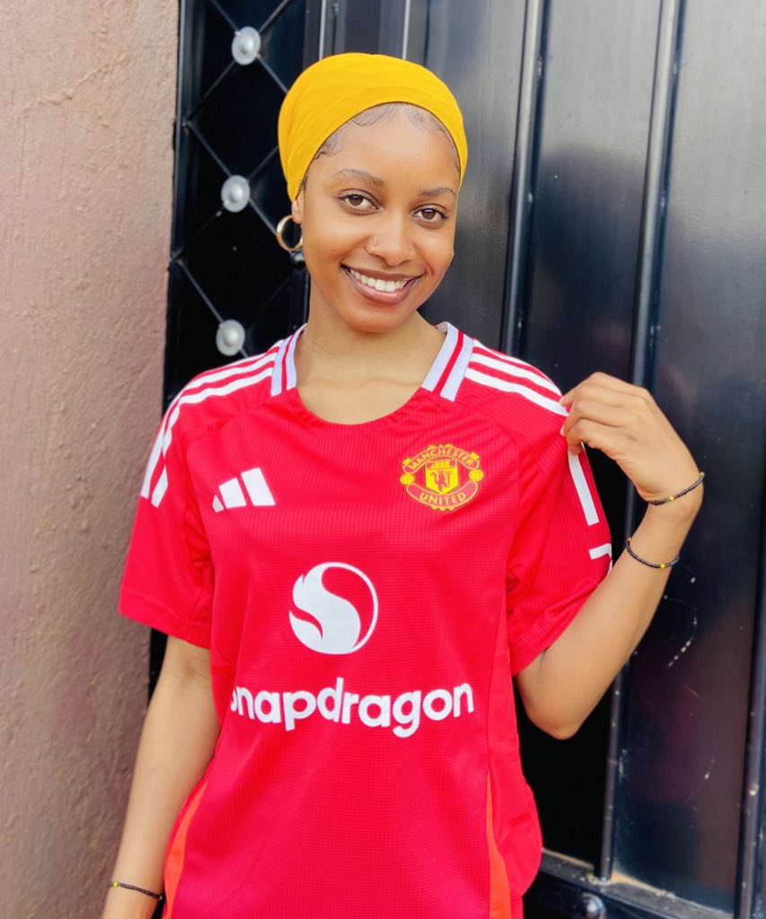 EngEdithN's tweet image. By the way! Don't be surprised if Man-U wins premiere cup league this season. Happy new month friends of Eng.Edith🍓