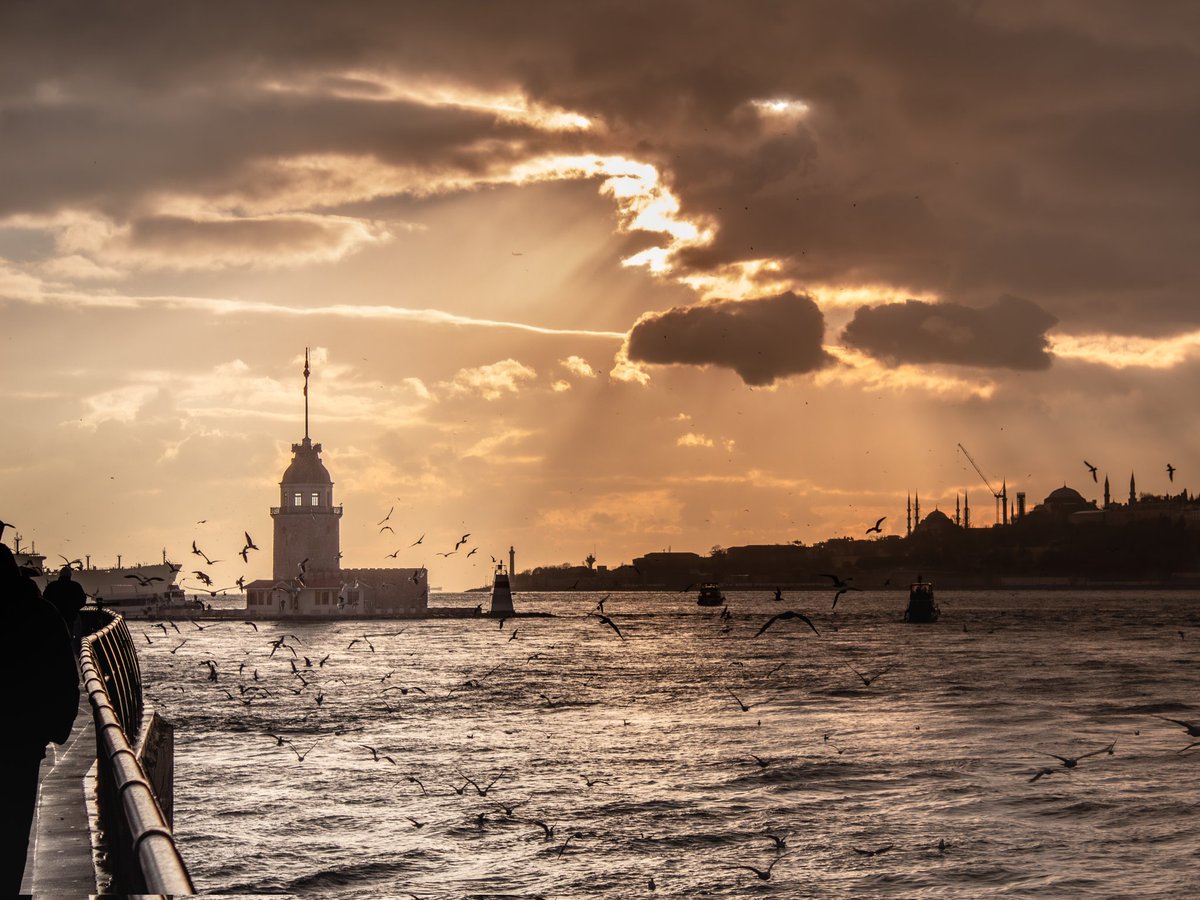 Işık bulutların arasından sızarken, İstanbul yine o bildik masalını anlatıyor. Kız Kulesi ve gökyüzünün eşsiz dansı... ✨🧡

#MaidensTower #İstanbul #Sunset #GoldenHour #Bosphorus #photography
#photo 

instagram.com/p/DUPnzEvjCGM/…