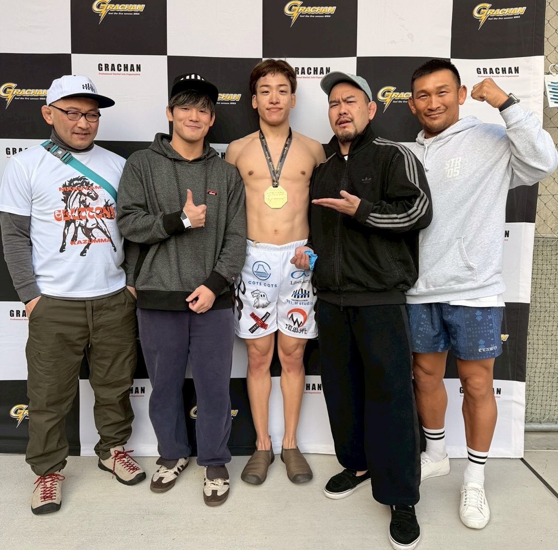 maruyama_kazuma's tweet photo. GRACHAN80勝利しました。
チーム、セコンド、応援してくれた皆さんの支えがあったからこそ掴み取れた勝利です。
本当に感謝しています。
次の目標へ向かってまた一歩ずつ積み重ねていきます。
#KazumaMaruyama #Gluttony
#TriHstudio #頂柔術
年間スポンサー様
#特定非営利活動法人Alma https://t.co/RtFlFM7Sfu