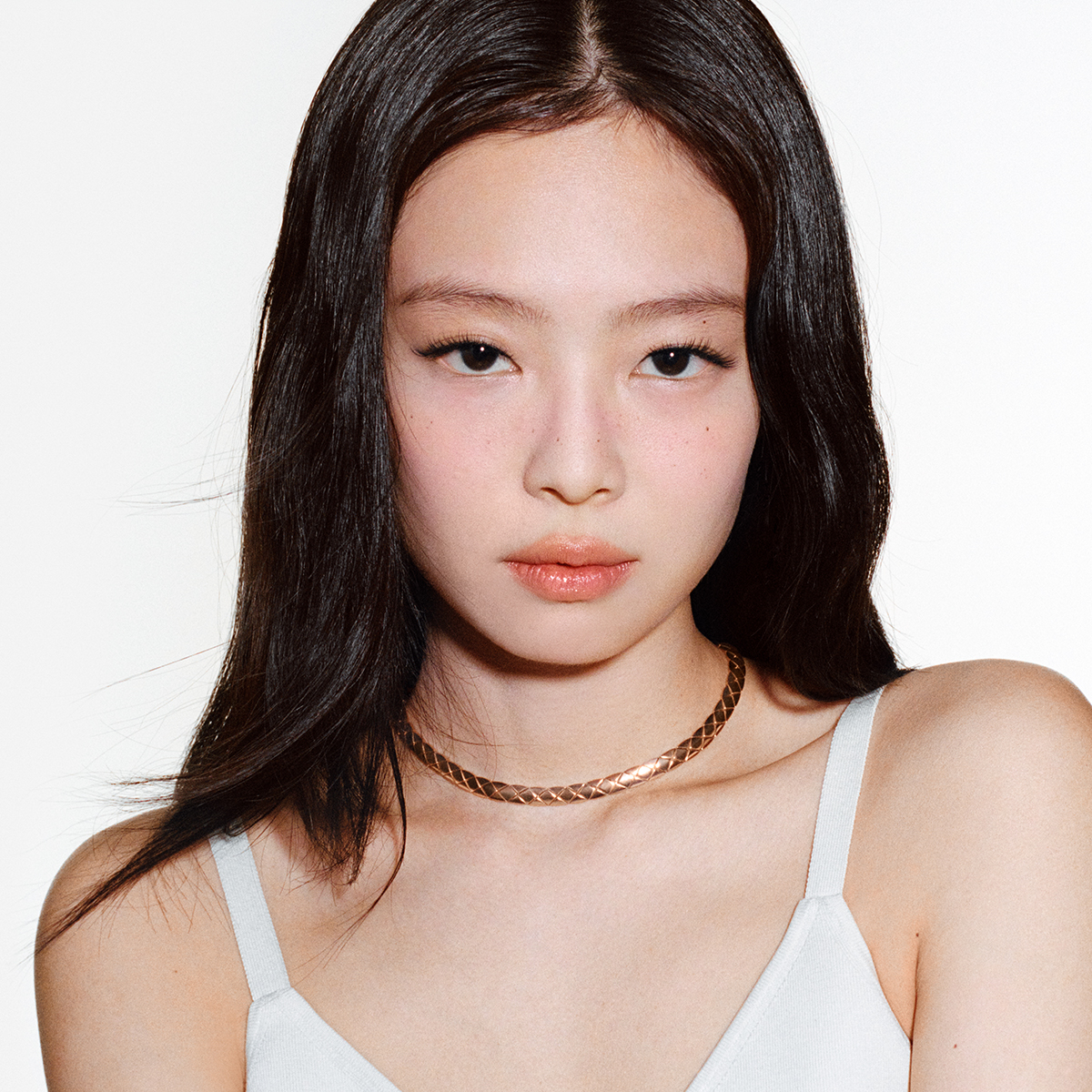 JENNIEは、ココ クラッシュ コレクションの新作からベージュゴールドの