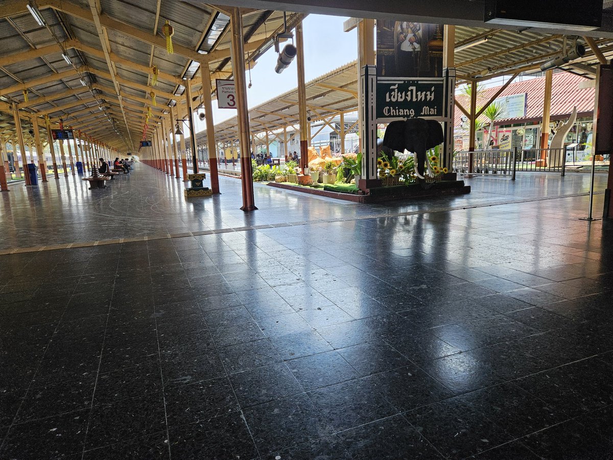 ambitiousfield's tweet photo. タイ東北部のチェンマイ駅。午後の気だるい雰囲気が伝わるでしようか。ここより先は鉄路がないどん詰まり駅です。 https://t.co/I022h5aqjP