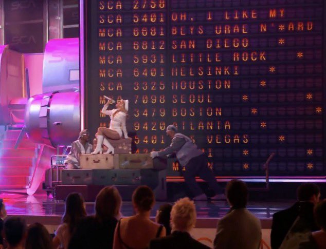 มีแฟนคลับเดากันว่าชื่อเมืองที่อยู่บนจอในโชว์ Grammy ของซาบรีน่า เป็นเมืองที่ซาบรีน่าจะไปในทัวร์ครั้งต่อไปค่ะ

ทุกคนว่าไงกันคะ ส่วนแอดมินขอไม่เชื่อเพราะไม่มี Bangkok 😣💔