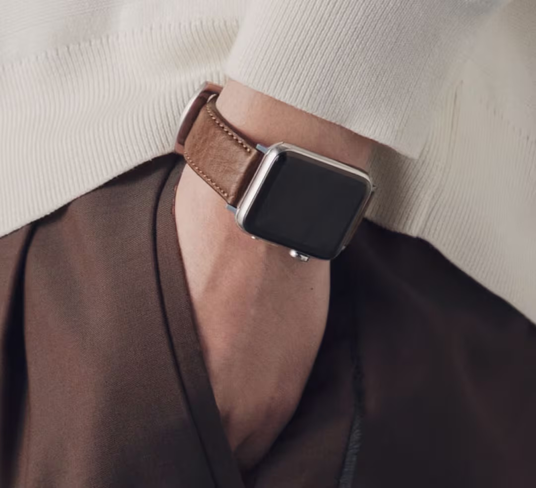 手元を美しく引き立てる、レザーウォッチバンド。 エイジングによる革