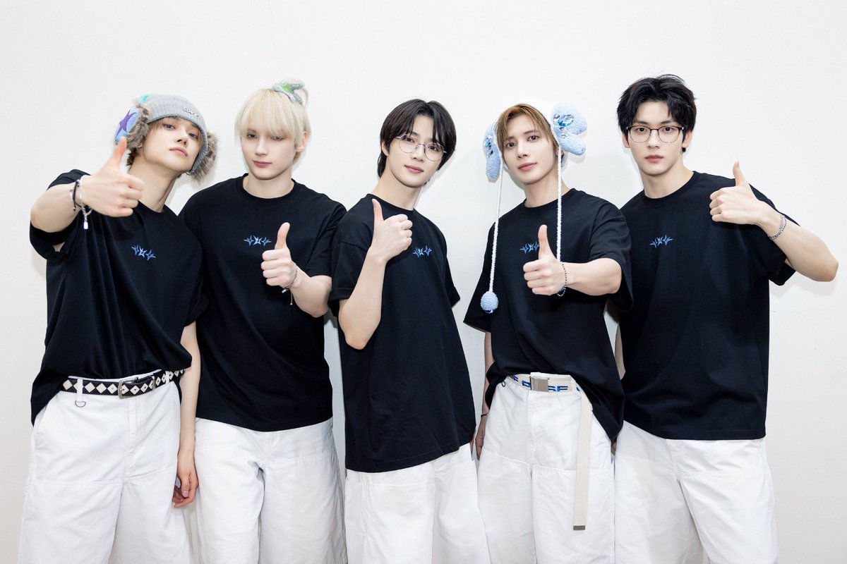 taeyun様おまとめ 260202 weibo > x Their poses are a little different #태현 #TAEHYUN