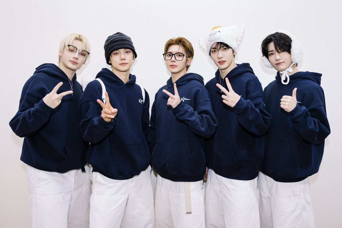 260202 weibo > x Their poses are a little different #태현 #TAEHYUN