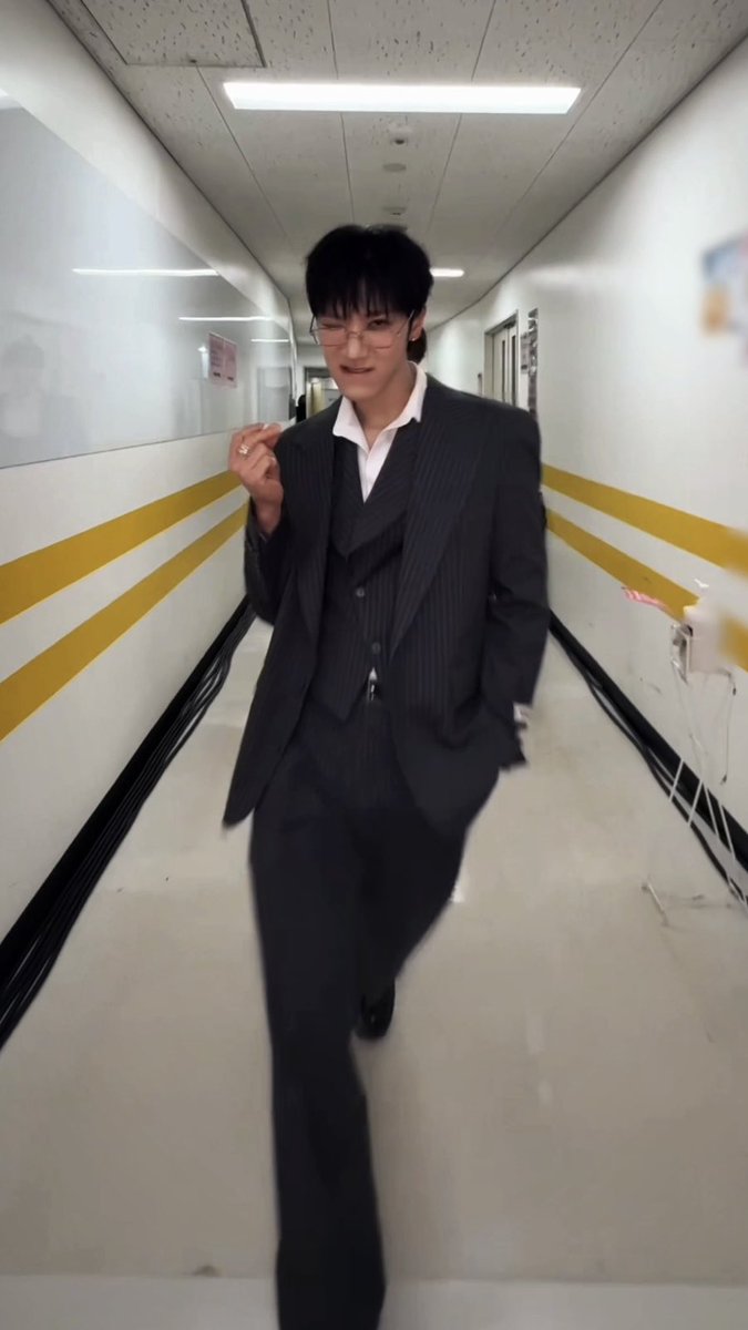 misskloss_1001's tweet image. catwalk