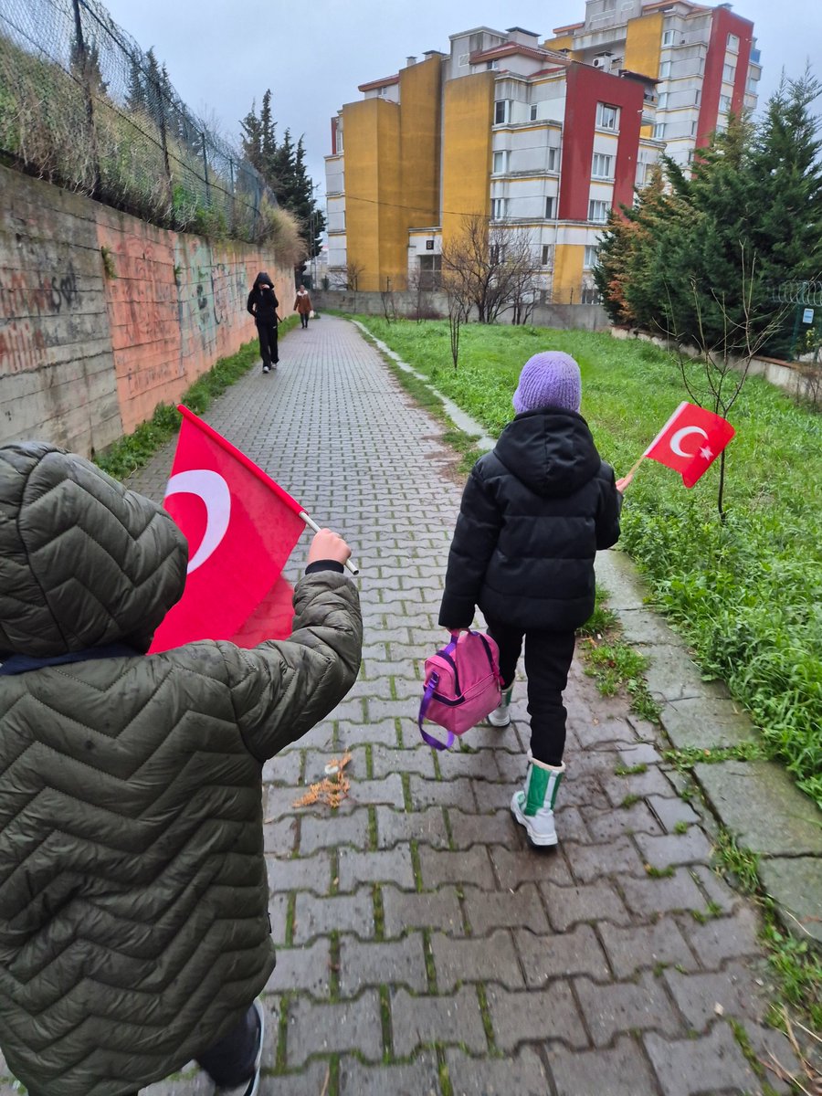 Ecdadımızın kanından rengini alan AL BAYRAK asla inmez...