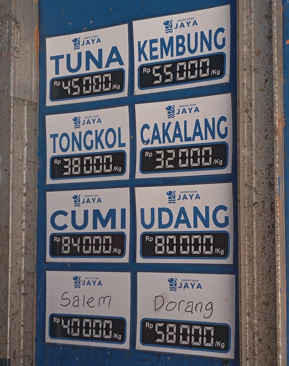 jondhez's tweet image. kita 🇮🇩 termasuk penghasil ikan terbesar dunia, tapi kenapa ikan mahal? 😡

harga yg [relatif] mahal ini bikin ikan kalah populer sama ayam.

ayam tdk jelek, sama-sama sumber protein, tp ikan lebih kaya omega 3 yg bisa membahagiakan jantung &amp;amp; otak.