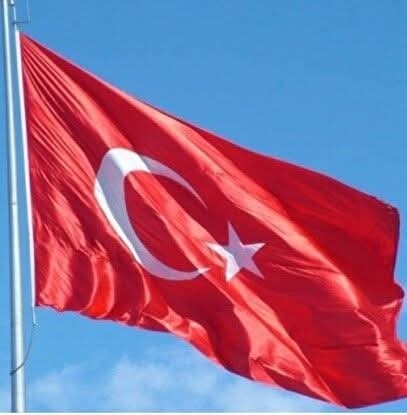 Ey mavi göklerin beyaz ve kızıl süsü
Kız kardeşimin gelinliği şehidimin son örtüsü
Işık işık dalga dalga bayrağım
Senin destanını okudum
Senin destanını yazacağım