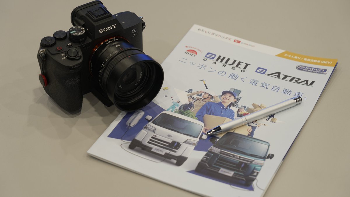 HelloDaihatsu's tweet photo. 【ニッポンの働く電気自動車】発表会レポート③🎤
ここまでご覧いただきありがとうございました！商品の魅力が少しでも伝われば嬉しいです✨

ダイハツ創業以来の想いである「お客様に寄り添い、暮らしを豊かにする」。それは、電気自動車になっても変わりません。

長年培った技術とノウハウを活かし、暮らしを守る働く車という基本に、電気自動車ならではのやさしさをプラス。
これぞダイハツのダイハツメイ！🚗💡

軽商用車の電動化を通して、カーボンニュートラルな未来へ貢献していきます。今後も引き続きご注目ください！