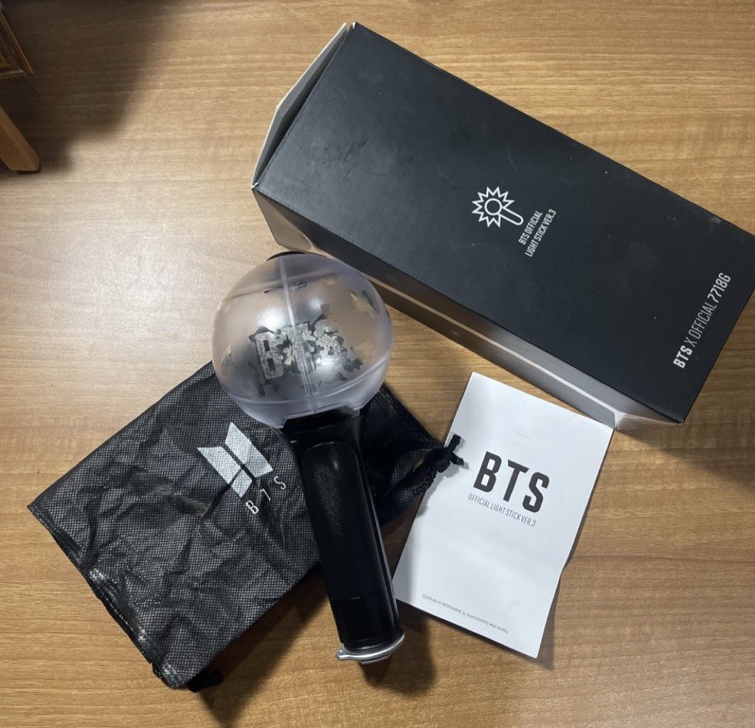 masterpiecebyk's tweet photo. WTS Army Bomb V3 fullset - 400k 
incl. ongkir dan packing yaah 

bs nego sampai jd yah! 
wtb wts army bomb lightstick bts https://t.co/tGEsQ4j6Q9
