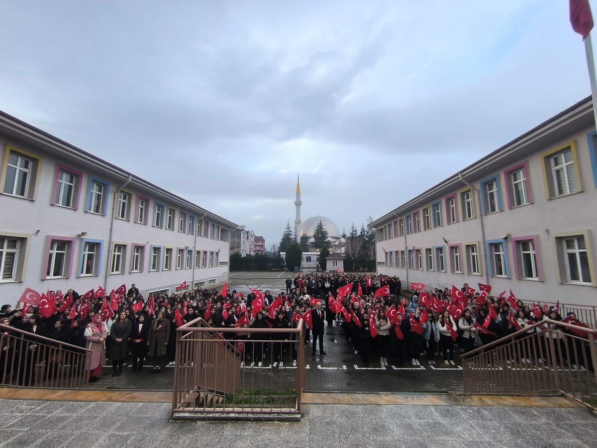 öğretmenlerimize ve öğrencilerimize hayırlı olmasını temenni ettiler.
📅 2–6 Şubat tarihleri arasında ikinci döneme, “Bayrak Sevgisi” temasıyla başlıyoruz. 🇹🇷✨
#istiklalbayraklaistikbalmaarifle
#yüreğimizbayrakgeleceğimizvatan
#bayraklaBaşlayanokul 
<a href="/tcmeb/">Millî Eğitim Bakanlığı</a> <a href="/halilbrhmzengin/">Halil İbrahim Zengin</a>